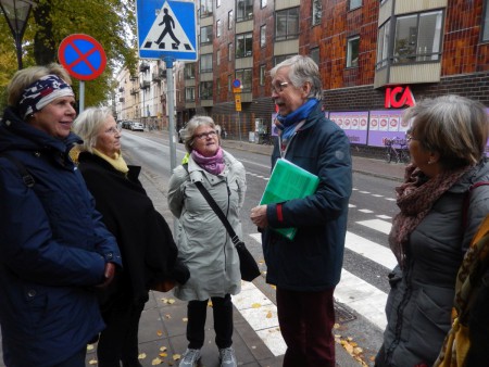 Laddning utanför nya "röda huset" Karlaplan 10